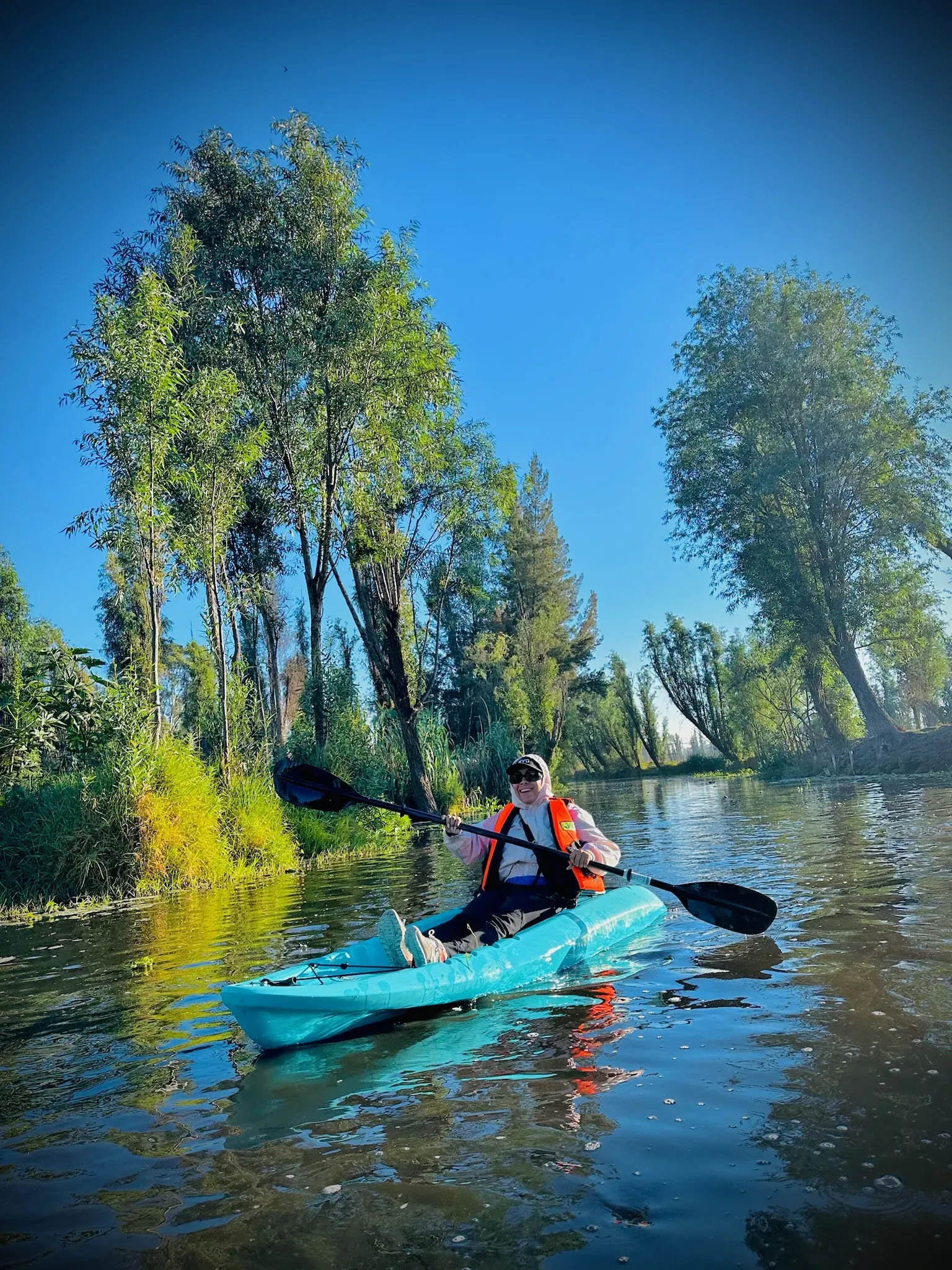 Cielo nublado reflejado en las tranquilas aguas de Xochimilco