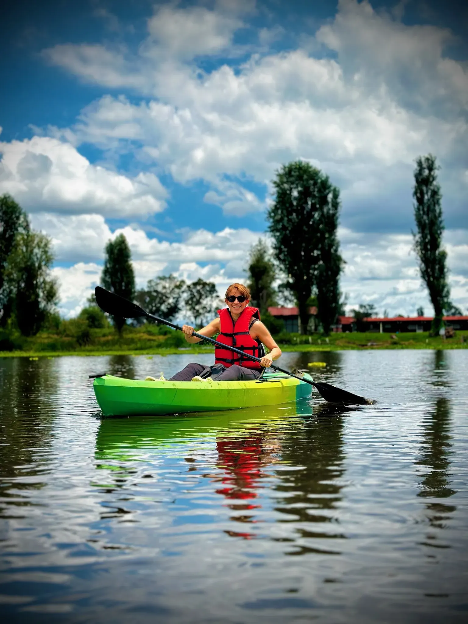 Reflejos perfectos en el agua en un día tranquilo